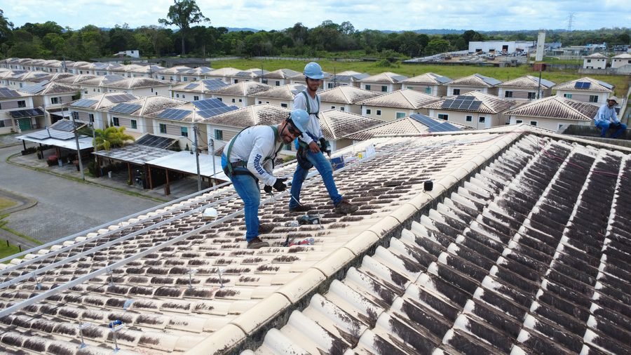 Equipe Geosolares instalando painéis solares