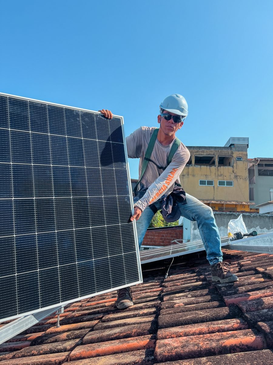 Instalador da Geosolares com módulo fotovoltaico