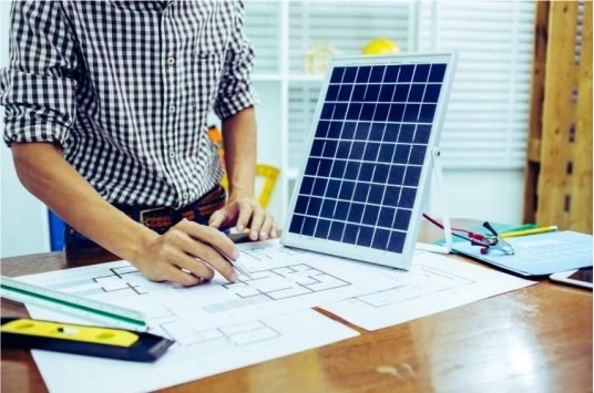 Projeto de energia solar sendo desenhado